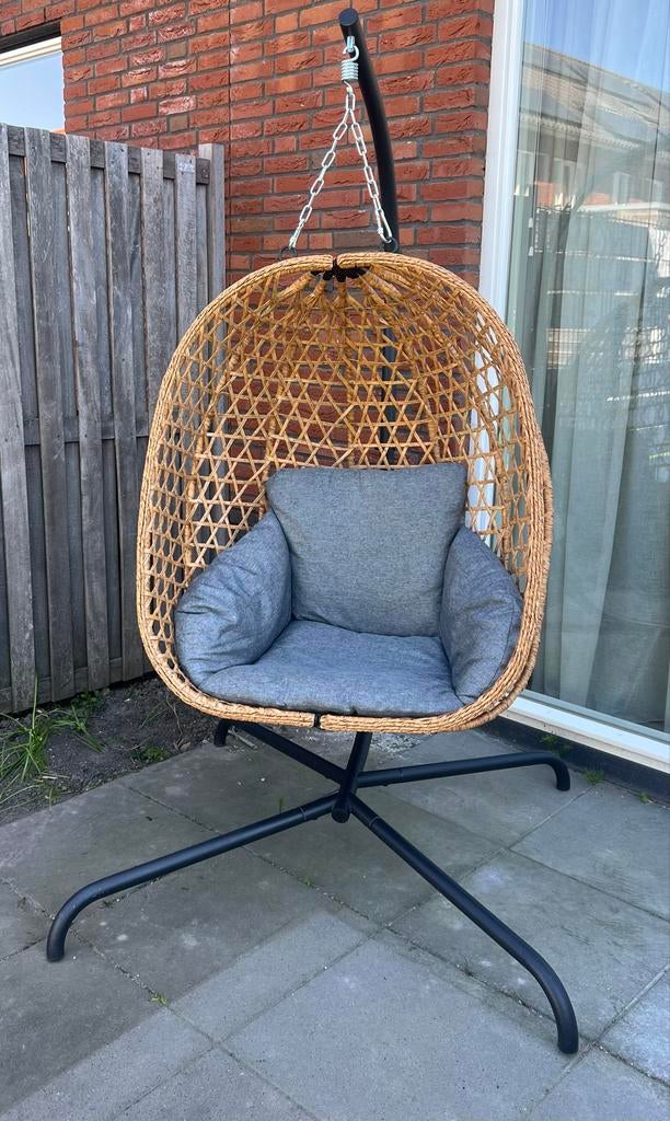 Comfortabele hangstoel met standaard en kussens, Ophalen, Zo goed als nieuw