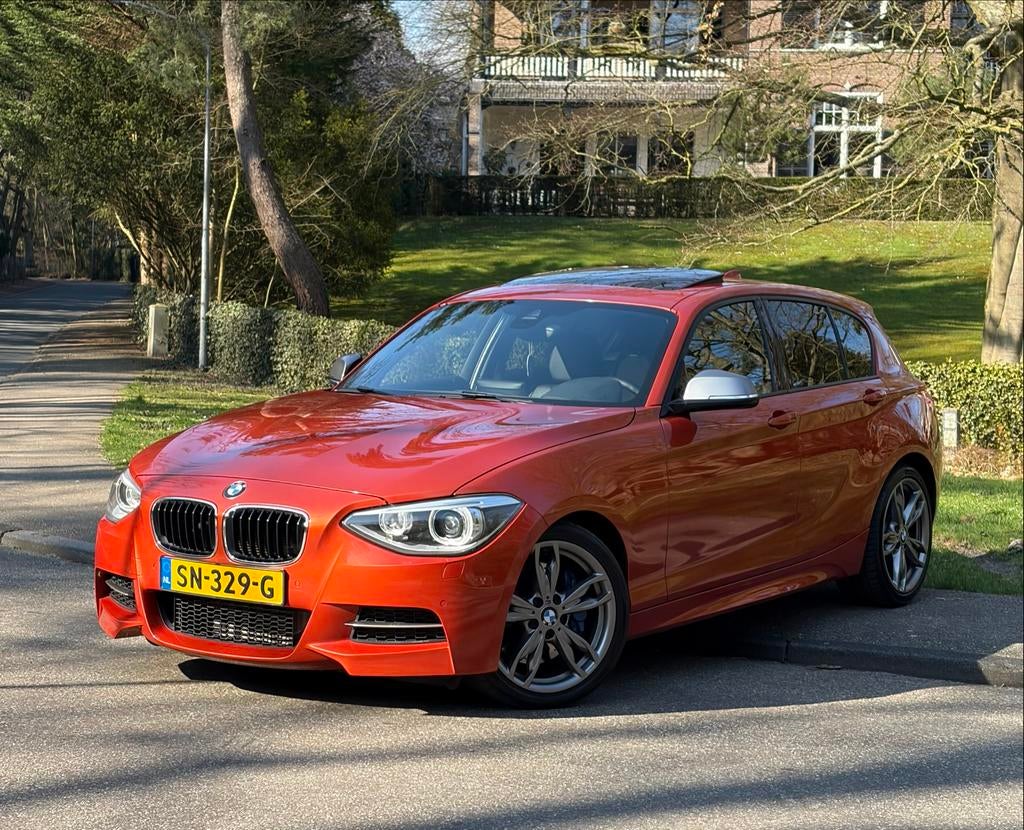 BMW 1 Serie M135i | xDrive High Executive Aut Pano Camera, Auto's, Euro 6, Overige kleuren, 0 kg, Leder