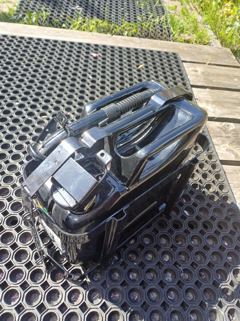 Zwarte stalen jerrycan met houder - ongebruikt, Ophalen, Zo goed als nieuw