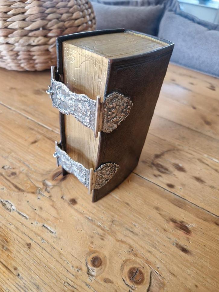 Antieke Bijbel met zilveren sloten, Antiek en Kunst, Antiek | Boeken en Bijbels, Ophalen of Verzenden