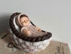 Baby in kribbe. Beeldje goebel, Verzamelen, Beelden en Beeldjes, Verzenden, Nieuw, Mens
