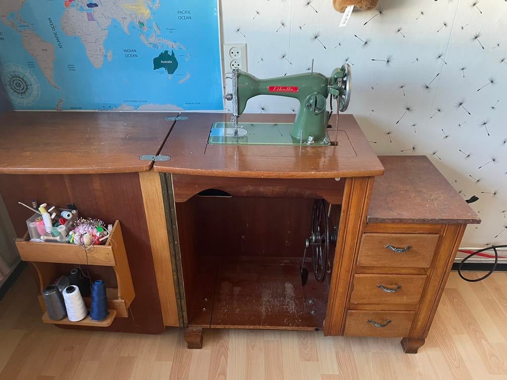 Werkende trapnaaimachine met kast, Gebruikt, 50 tot 100 cm, Handige naaikast, Met lade(s)