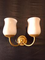 Brocante vintage Franse wandlampjes, melkglas met schulprand, Gebruikt, Vintage, Ophalen of Verzenden, Nvt