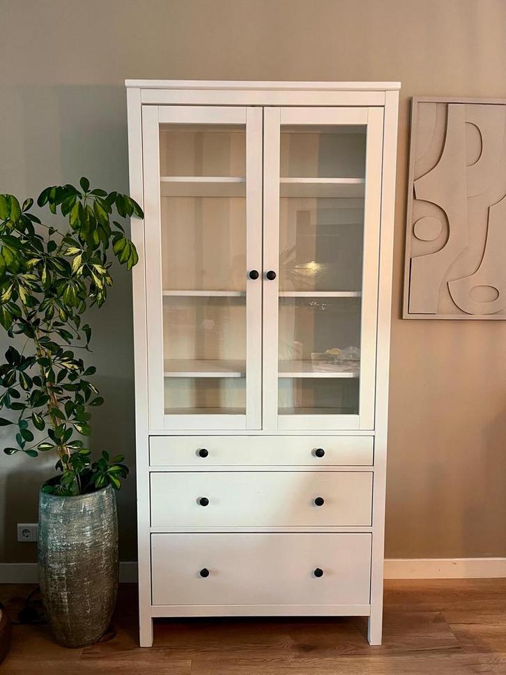 Mooie Hemnes witte vitrinekast te koop voor een mooie prijs!, Huis en Inrichting, Kasten | Vitrinekasten, Zo goed als nieuw, 150 tot 200 cm