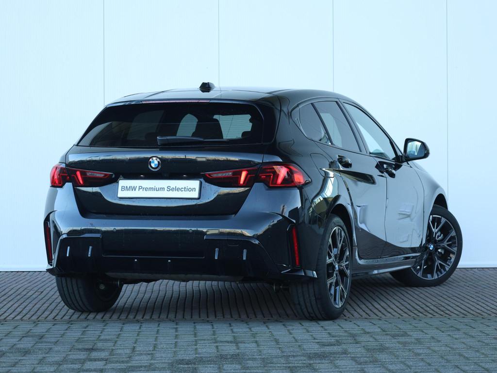 BMW 1-serie 120 M Sport Design Edition 18 inch LM/ Achteruit, Auto's, Stof, Euro 6, Met garantie (alle), Zwart