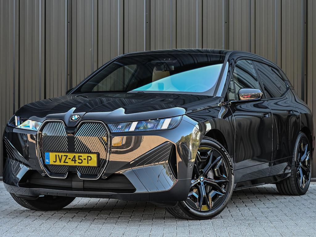 BMW iX xDrive45 101 kWh | NL-auto | Comfort access | Soft cl, Auto's, BMW, Automaat, Gebruikt, Beige, Vierwielaandrijving