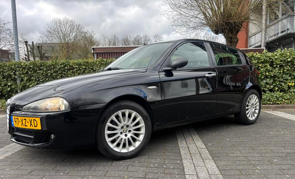 Alfa Romeo 147 1.6 T.spark 16V 77KW 5DR 2007 Zwart, Auto's, Voorwielaandrijving, 4 cilinders, 400 kg, Zwart