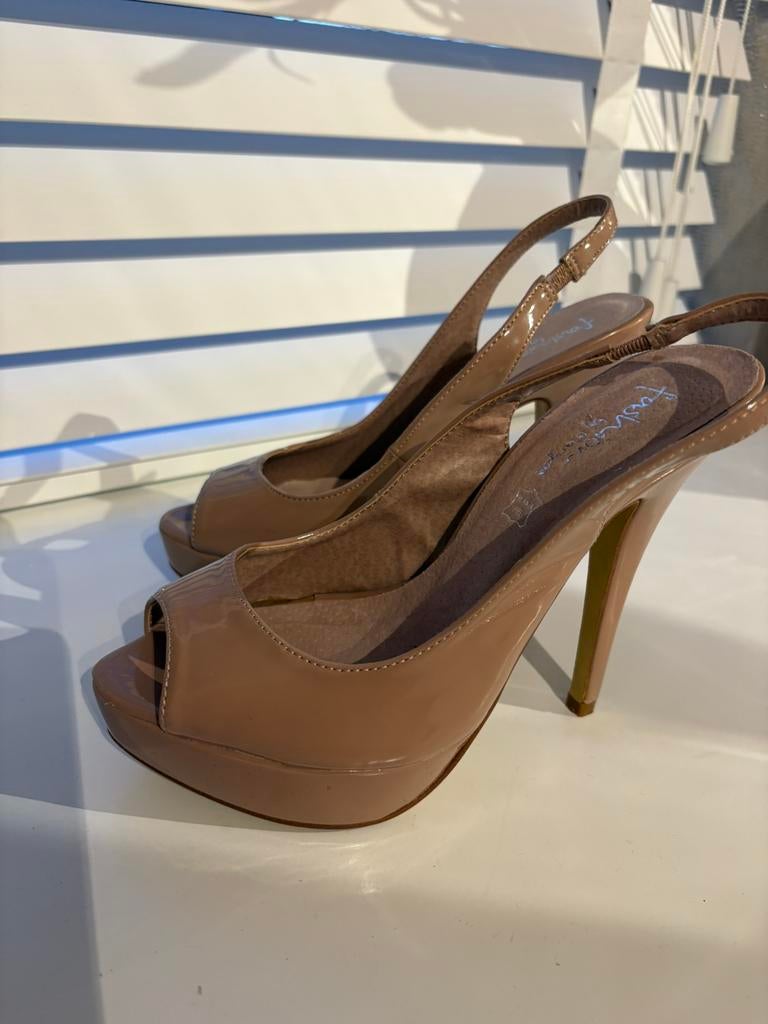 Nude lak pumps, Beige, Ophalen of Verzenden, Schoenen met hoge hakken, Gedragen