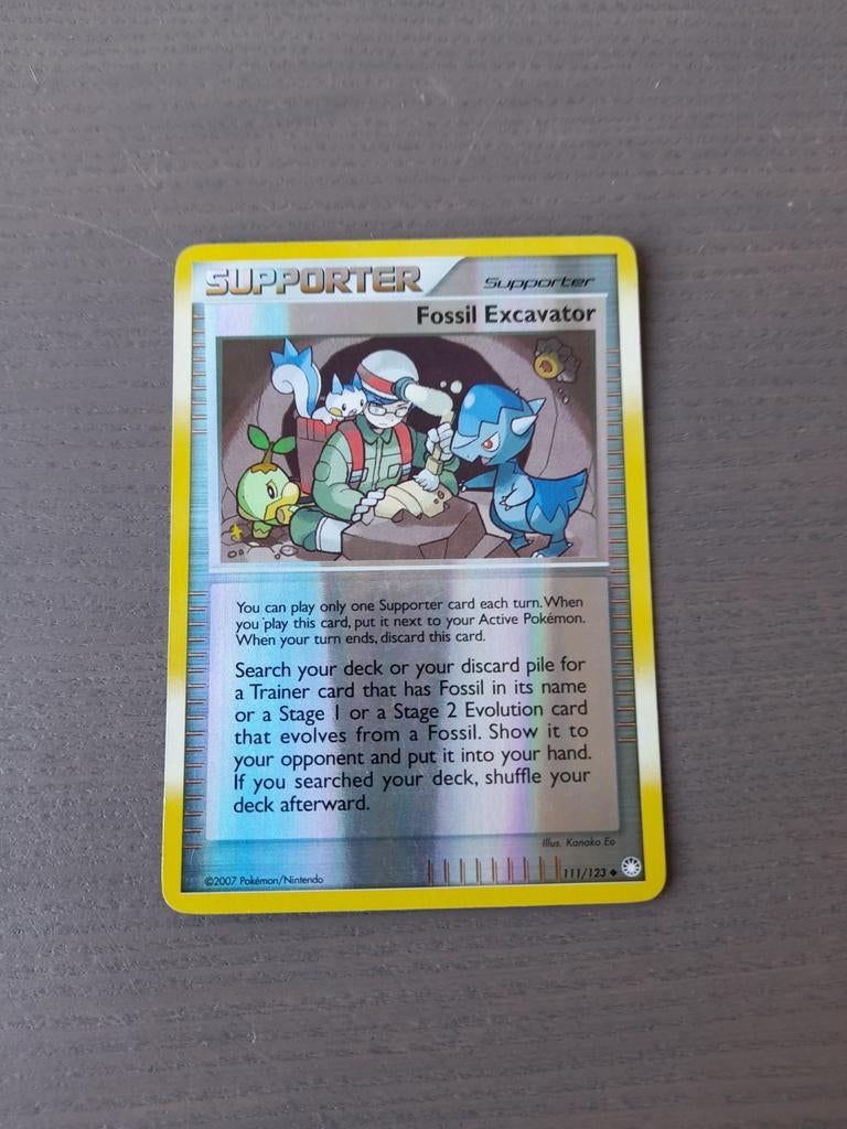2007 mysterious treasures 111/123 fossil excavator reverse, Ophalen of Verzenden, Gebruikt, Losse kaart, Foil