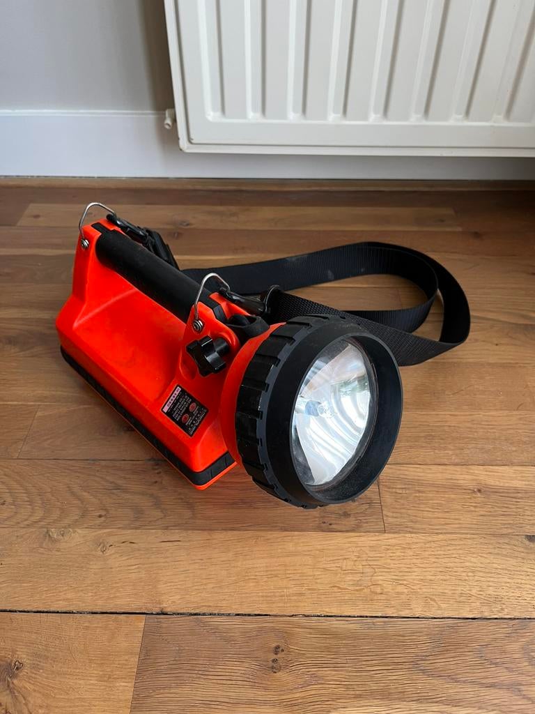 Te koop streamlight firebox zaklamp compleet met oplader, Ophalen of Verzenden, Zo goed als nieuw, Batterij
