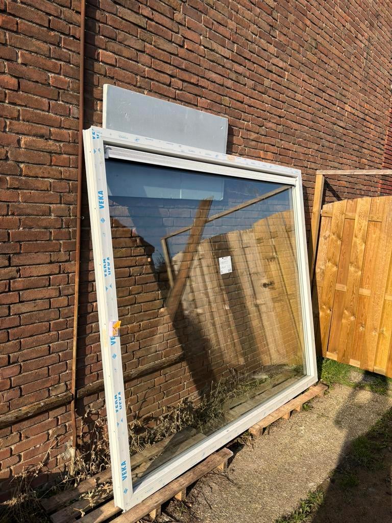 Groot raamkozijn met rooster merk VEKA, Ophalen, Kunststof, Nieuw, 150 tot 225 cm