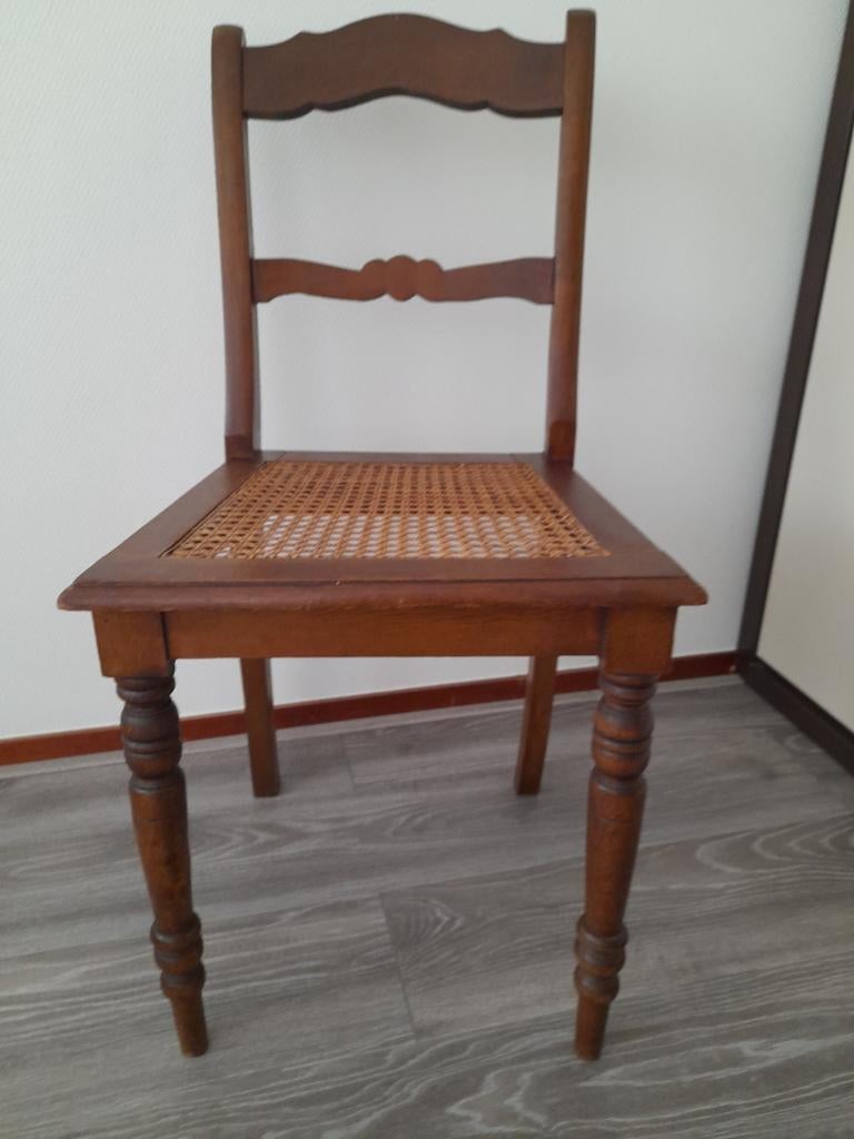 Oud stoeltje met webbing zitting mooi als decoratie., Ophalen