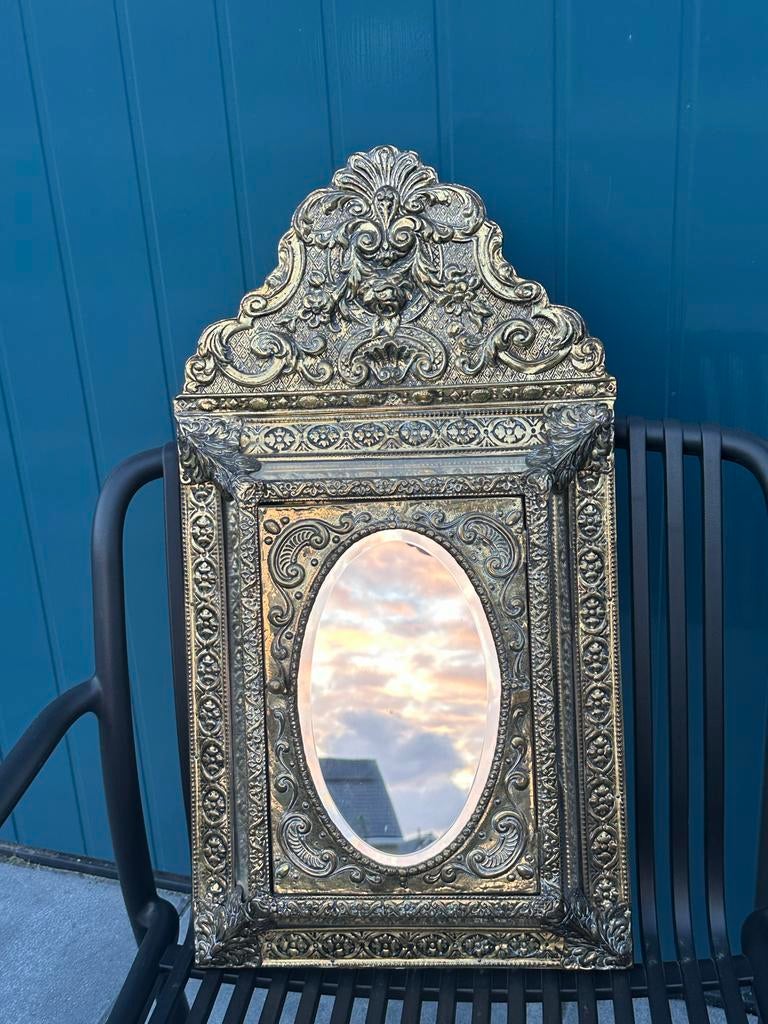 Antieke spiegelkast van bewerkt koper op hout, Ophalen, Minder dan 50 cm, Minder dan 100 cm