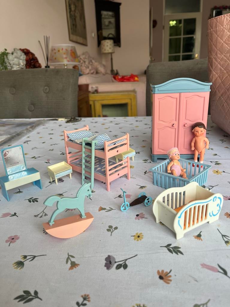Vintage poppenhuis set - alles voor de babykamer, Kinderen en Baby's, Speelgoed | Poppenhuizen, Ophalen of Verzenden, Gebruikt