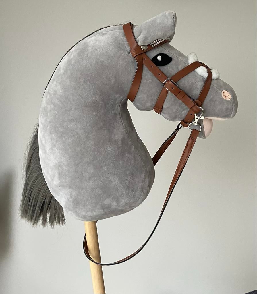 Hobby horse lichtgrijs met hoofdstel - Pipoos, Ophalen, Zo goed als nieuw, Jongen of Meisje