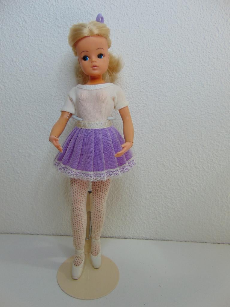 Prachtige Sindy Ballerina in haar Paarse outfit, Verzamelen, Poppen, Ophalen of Verzenden, Zo goed als nieuw, Pop