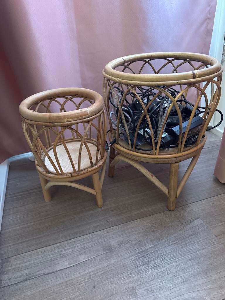 Twee rieten manden op pootjes, Huis en Inrichting, Woonaccessoires | Schalen en Manden, Gebruikt, Mand, Rond, Ophalen of Verzenden