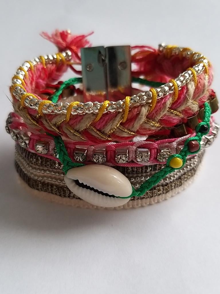 Ibiza style armband met kauri schelpje en strass, Overige materialen, Met bedels of kralen, Nieuw, Ophalen of Verzenden