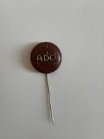 A.D.O. Den Haag speldje / origineel / bruine voetbal, Ophalen of Verzenden, Zo goed als nieuw, Sport, Speldje of Pin