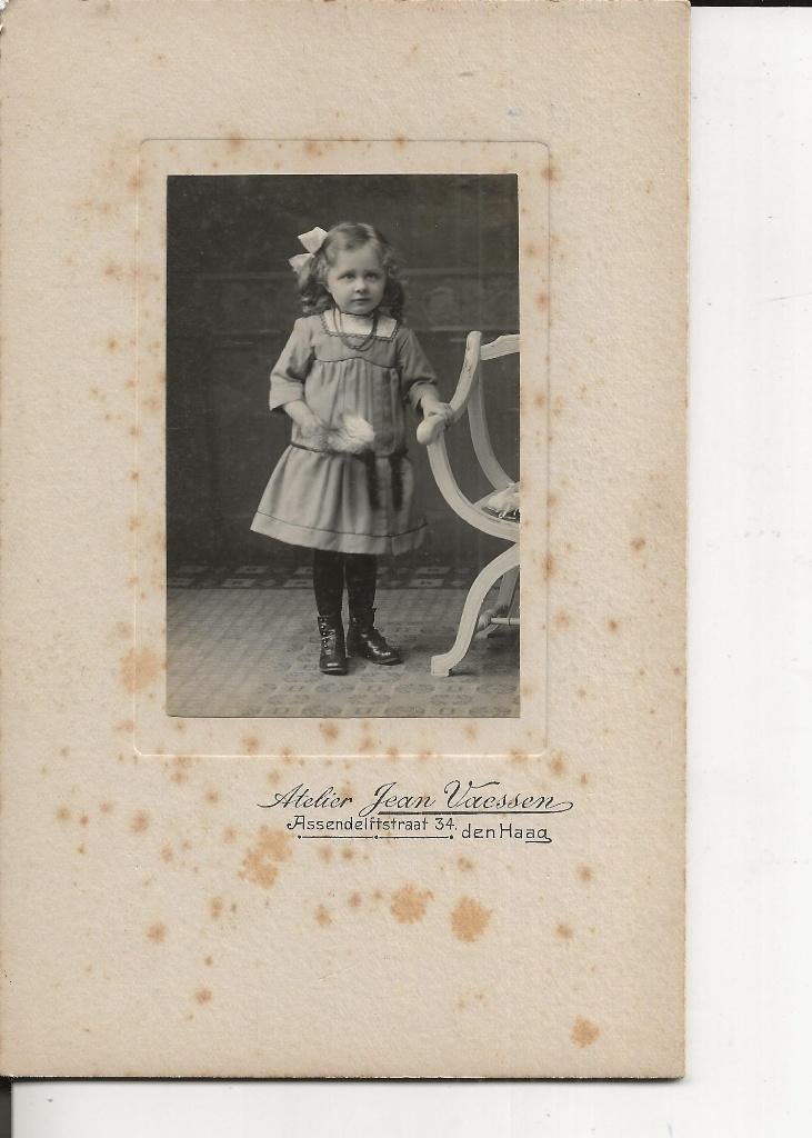 Kabinetsfoto Meisje met strik bij stoel Den Haag, Ophalen of Verzenden, Voor 1920, Ongelopen, Zuid-Holland