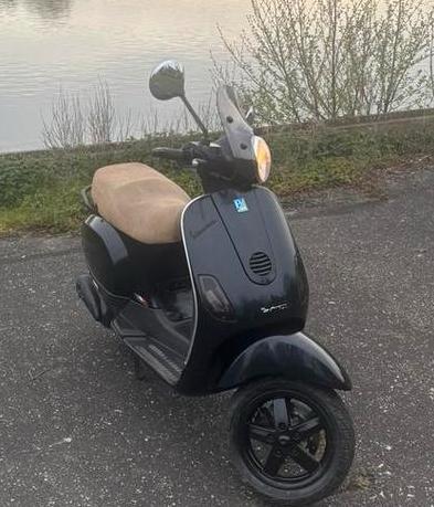 Mooie betrouwbare vespa lx geel kenteken, Fietsen en Brommers, Scooters | Vespa, Ophalen, Zo goed als nieuw, Benzine, Vespa LX