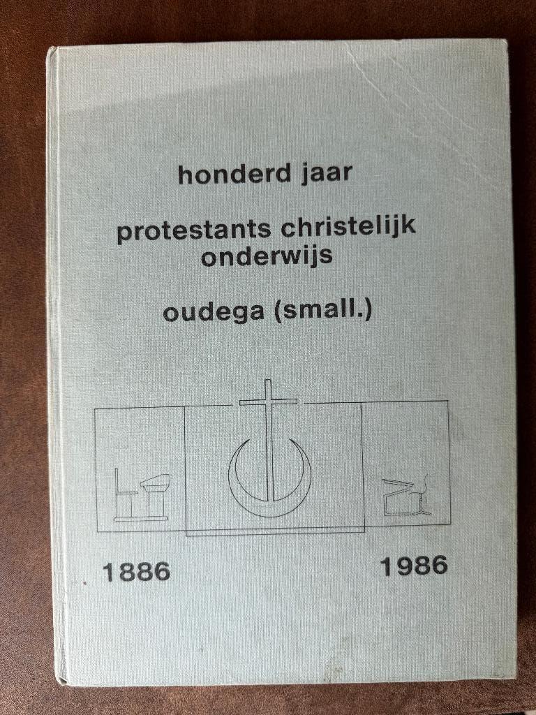 Honderd Jaar Chr. Onderwijs Oudega  (Small.) - bij Drachten, Boeken, Ophalen of Verzenden, 20e eeuw of later, Gelezen