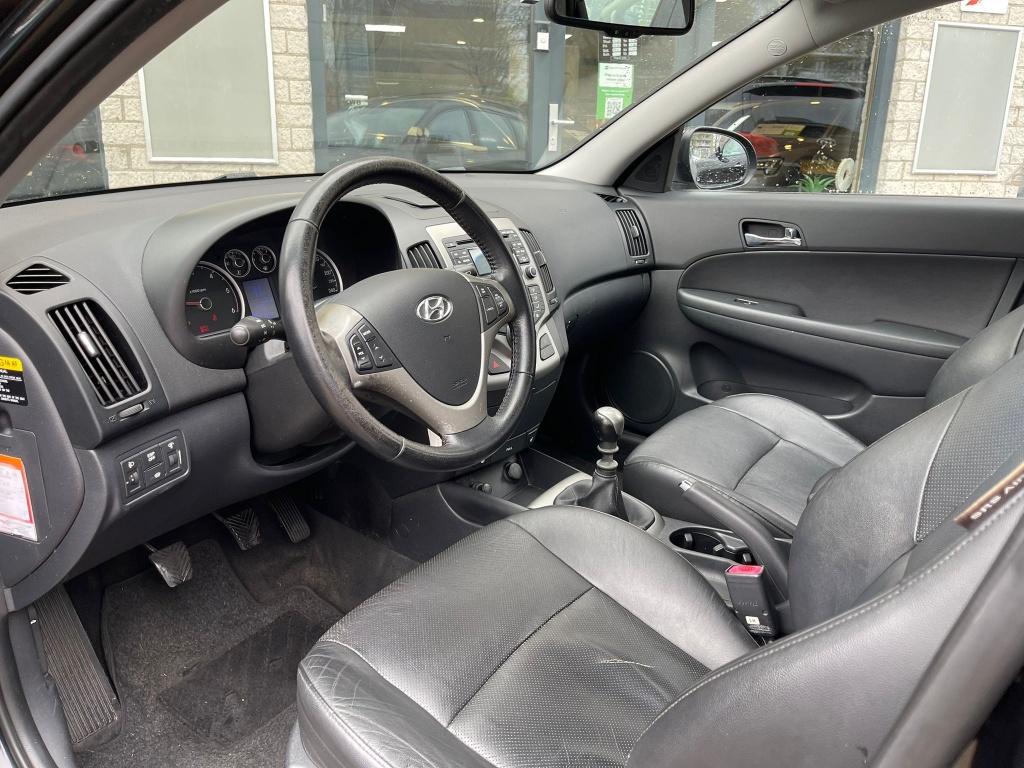 Hyundai I30 CW 1.6 CRDi Leer NAP Apk tot 26/03/2027, Auto's, Hyundai, Gebruikt, 116 pk, Zwart, 1582 cc