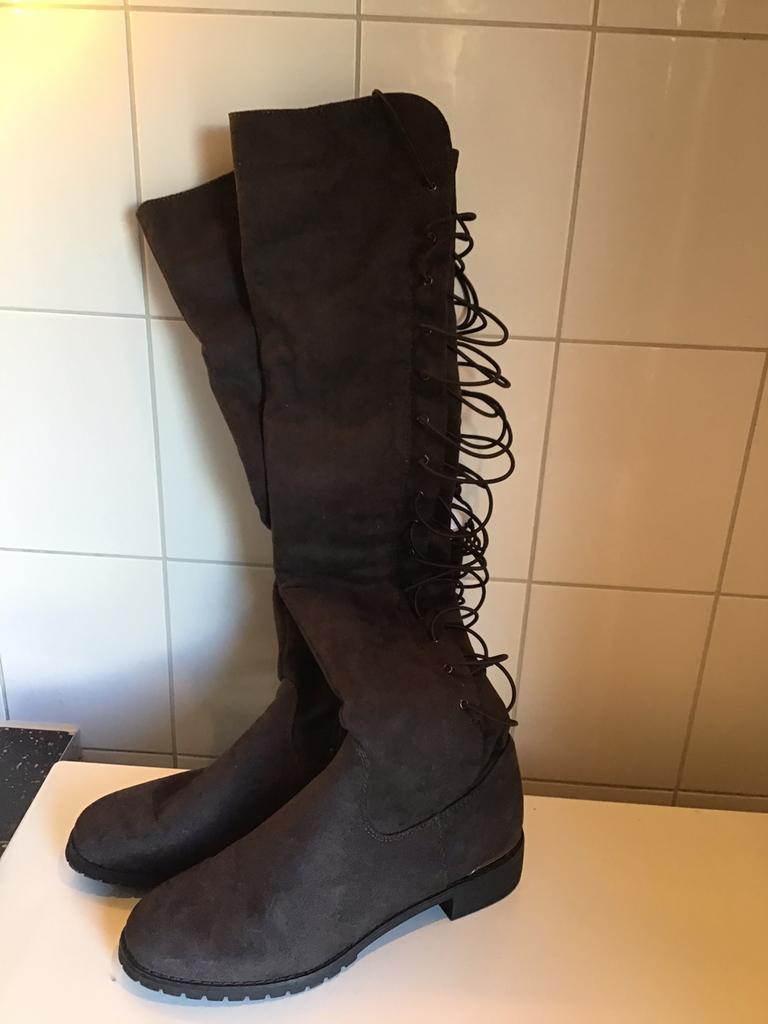 Nieuwe suede bruine lange over de knie laarzen, Ophalen of Verzenden, Zo goed als nieuw, Bruin, Hoge laarzen