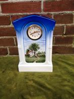 Aardewerk klok met polychroom boerderij landschap., Antiek en Kunst, Antiek | Klokken, Verzenden