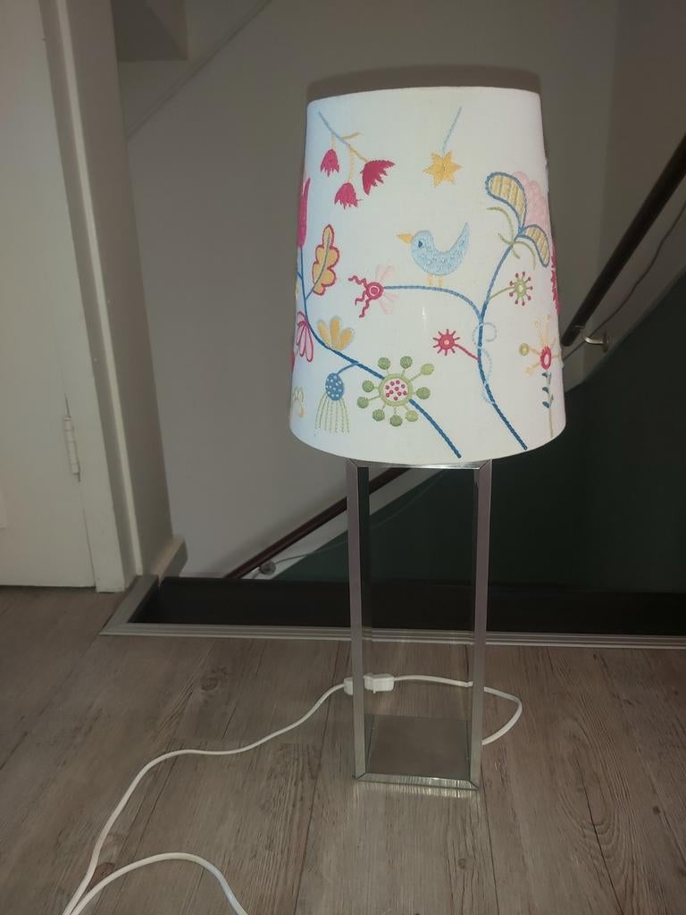 Sfeervolle tafellamp met vrolijke kap, Huis en Inrichting, Lampen | Vloerlampen, Modern, Speels, Klassiek, 100 tot 150 cm, Ophalen of Verzenden