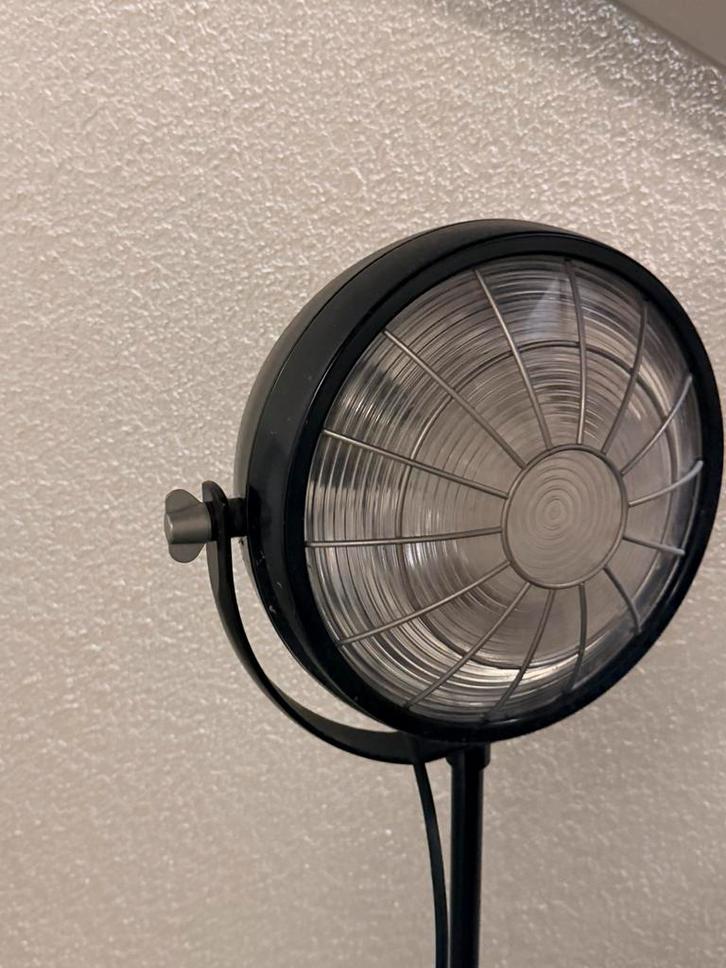 Ikea staande lamp - Zwart, in goede staat, Huis en Inrichting, Lampen | Vloerlampen, Gebruikt, 150 tot 200 cm, Metaal, Ophalen