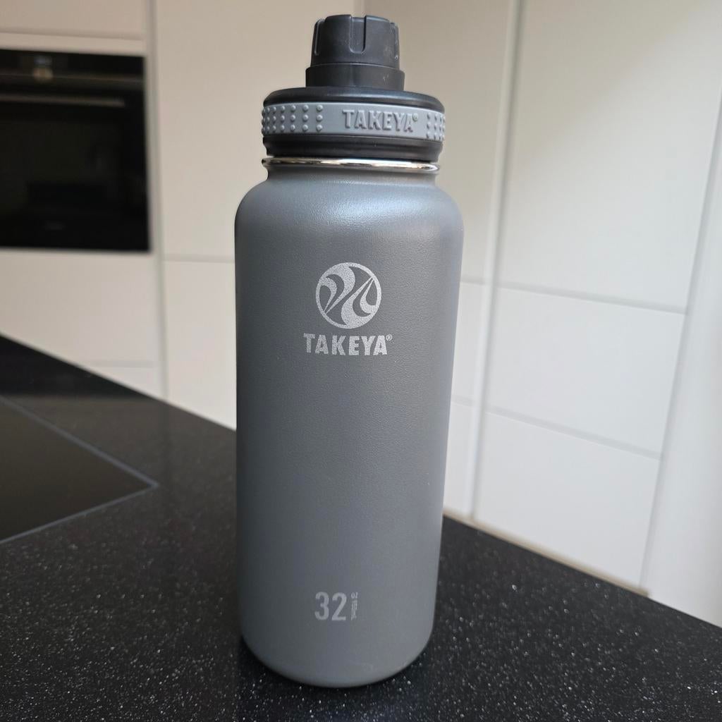 Takeya 32 950ml waterfles to go

Geïsoleerde roestvrijstalen, Sport en Fitness, Bidons, Ophalen of Verzenden