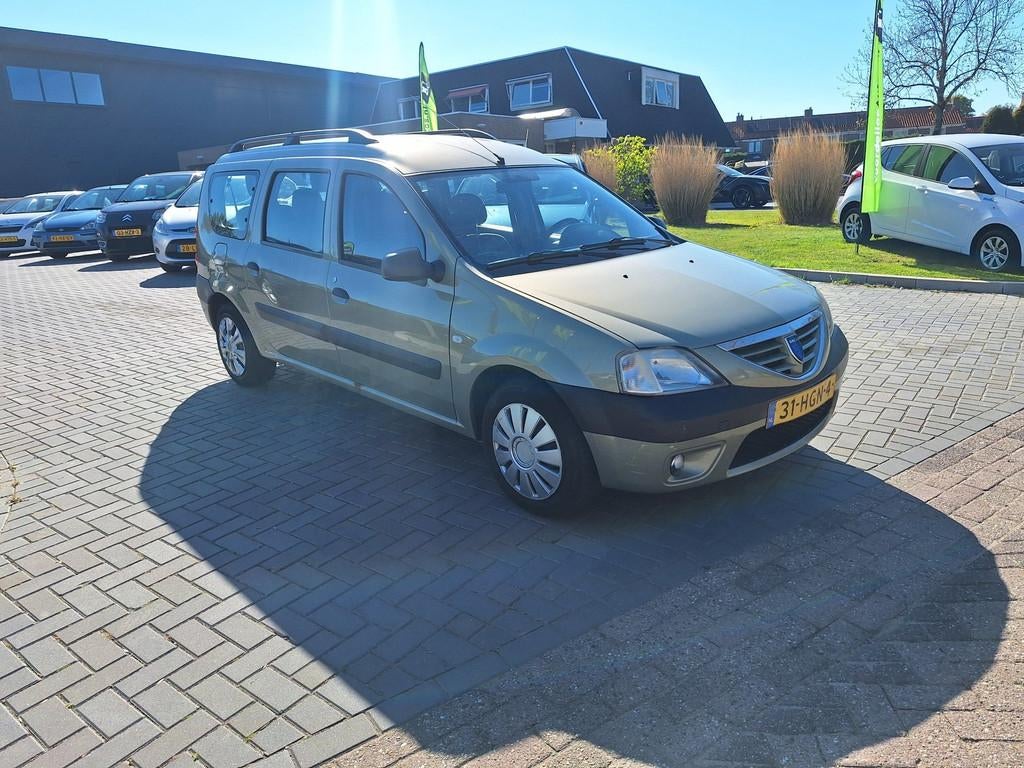 Dacia Logan MCV 1.6-16V Lauréate 7p / INRUILKOOPJE, Auto's, Dacia, Gebruikt, 7 stoelen, Origineel Nederlands, Bedrijf