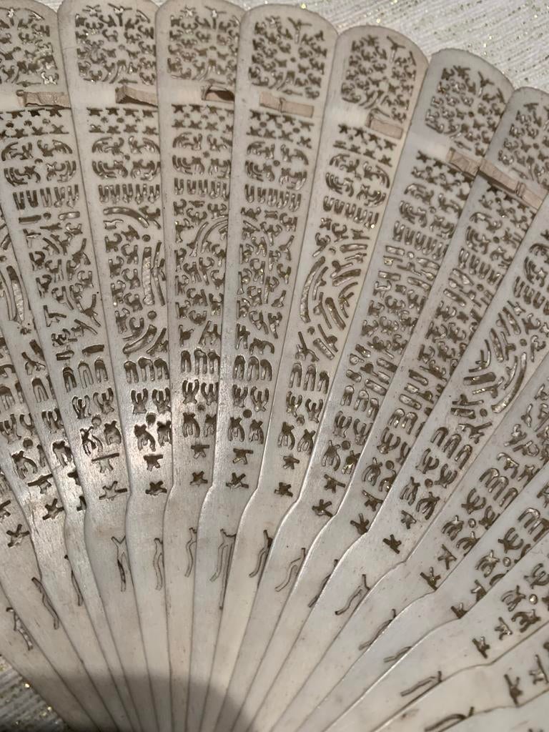 Antieke waaier met gedetailleerd snijwerk, Antiek en Kunst, Ophalen of Verzenden