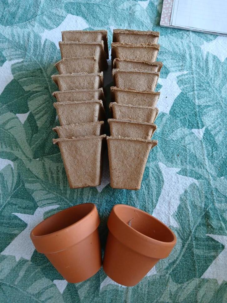 16 biologisch afbreekbare kweekpotjes en 2 terracotta potjes, Tuin en Terras, Bloembakken en Plantenbakken, Nieuw, Overige materialen