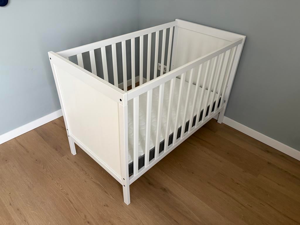 IKEA Sundvik babybedje met Himlavalv matras, Ophalen, Gebruikt, Ledikant