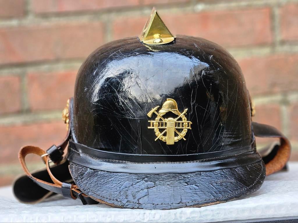 Brandweerhelm brandweer Nederland lederhelm, Ophalen of Verzenden, Landmacht, Nederland, Embleem of Badge