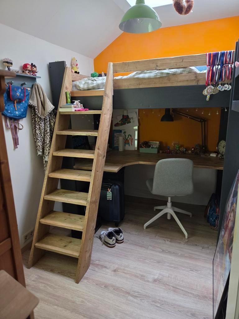 Stevige hoogslaper met bureau en trap in steigerhout, Ophalen, Hoogslaper