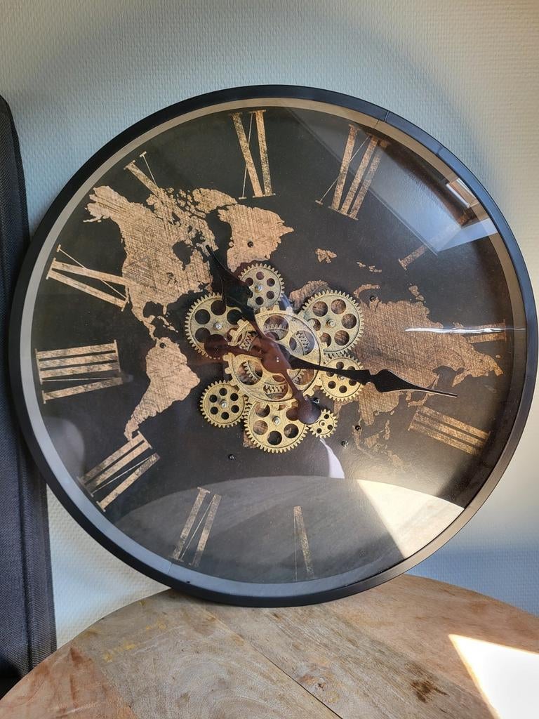 Grote wandklok met wereldkaart en zichtbaar uurwerk, Ophalen, Zo goed als nieuw, Analoog, Wandklok