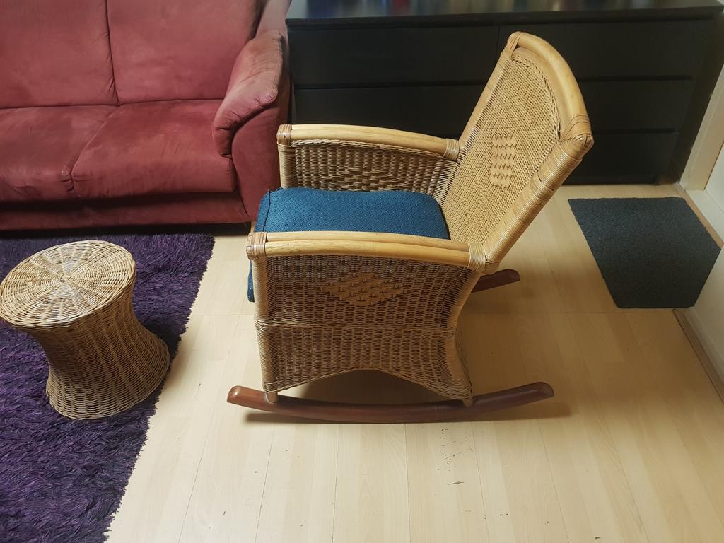 Vintage schommelstoel met rotan poef, Ophalen of Verzenden, Zo goed als nieuw, Riet of Rotan, 50 tot 75 cm