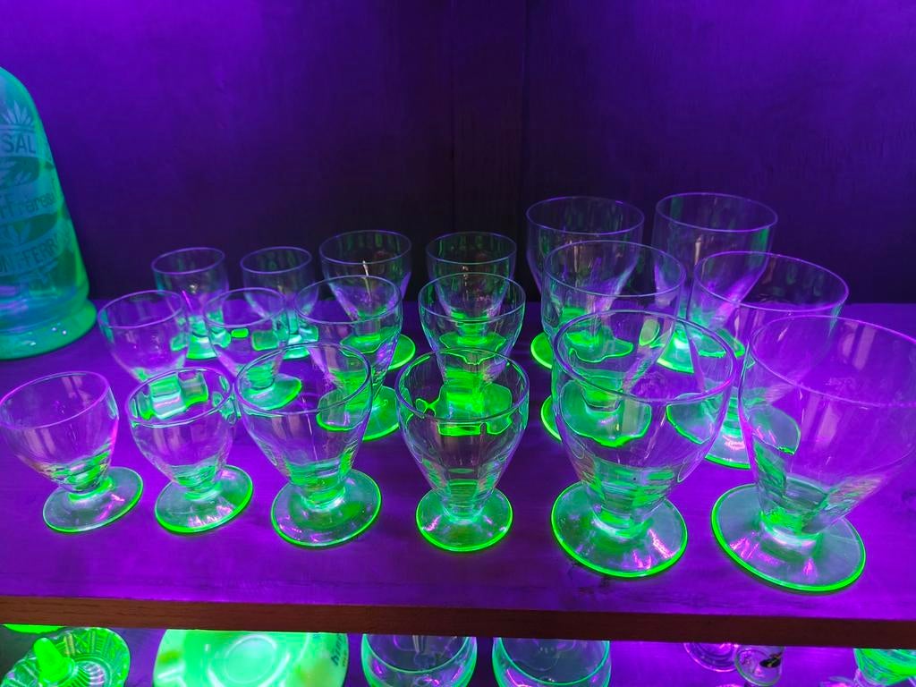 Glazen met uranium voet/annagroen 18 stuks totaal, Antiek en Kunst, Antiek | Glas en Kristal, Ophalen