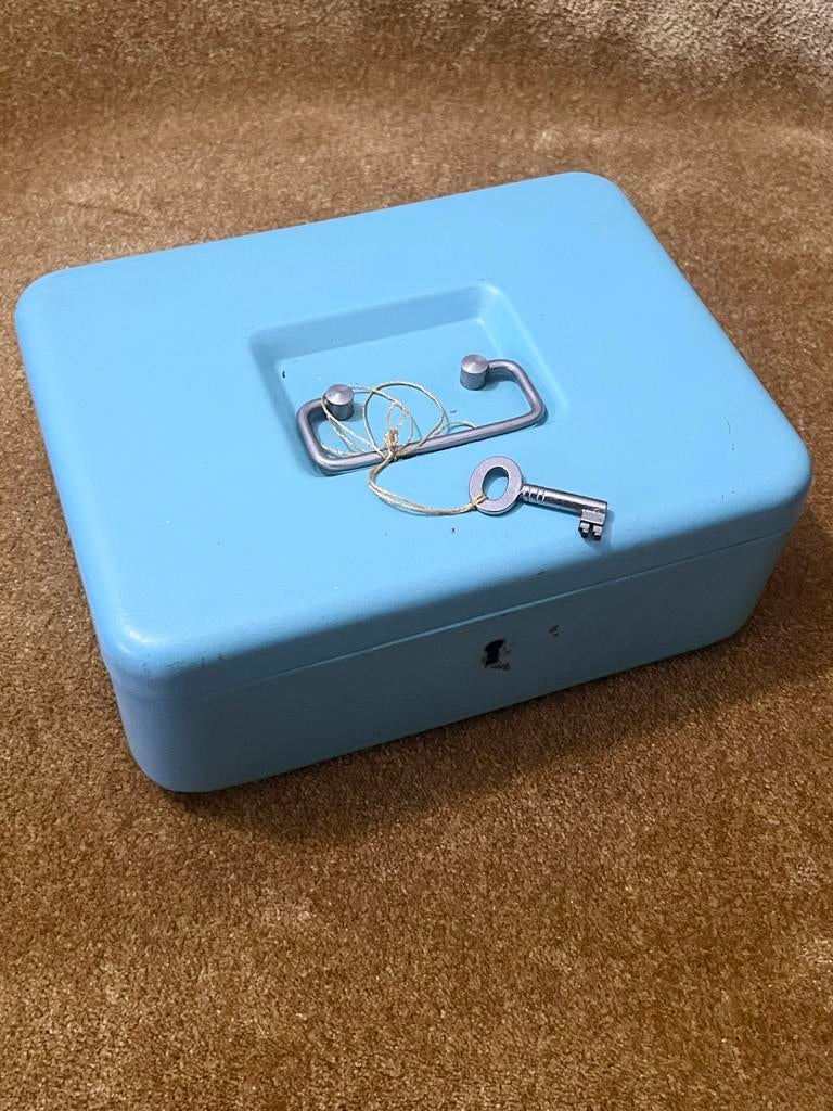 Vintage lichtblauwe metalen geldkist met sleutel, Verzamelen, Spaarpotten, Ophalen of Verzenden, Gebruikt, Metaal of Blik, Object of Gebouw