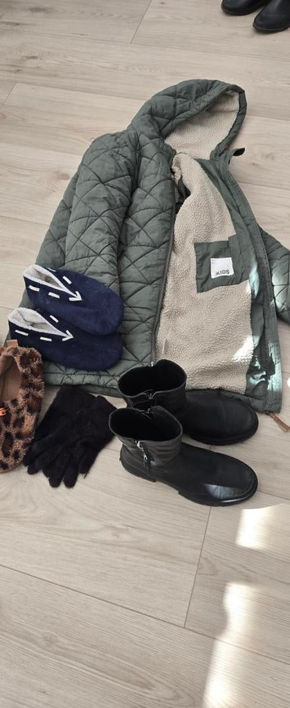 Winterjas meisjes maat 134-140 met laarsjes 35, Kinderen en Baby's, Kinderkleding | Mutsen, Sjaals en Handschoenen, 134 t/m 140