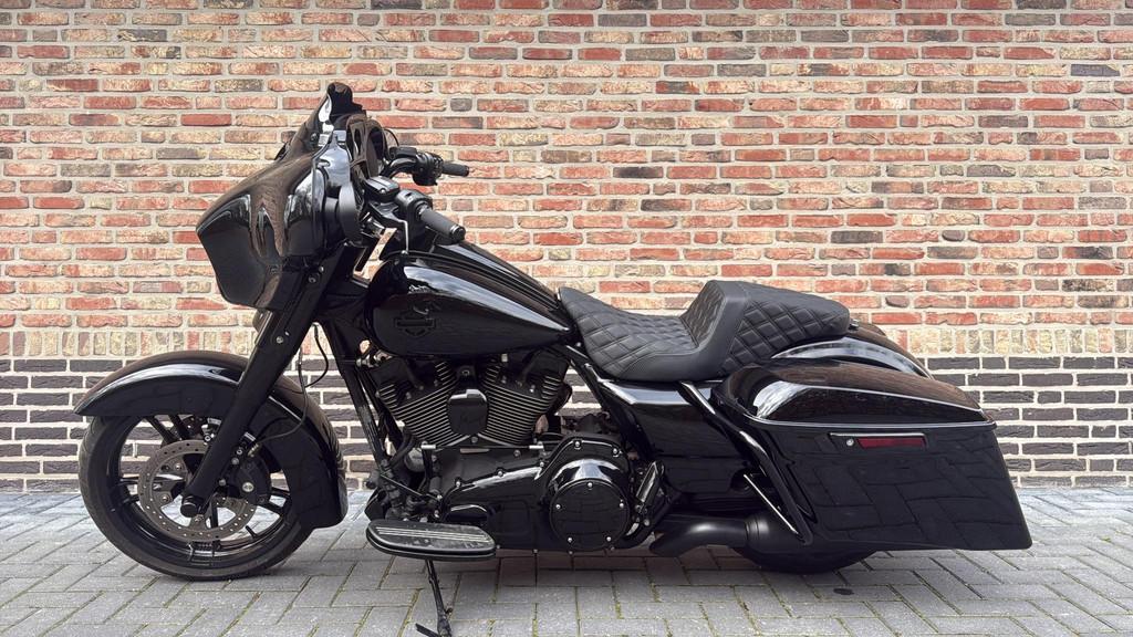 Harley Davidson 103 FLHX Street Glide CVO Blackout Streetgli, Motoren, Laan van Vredenoord 33
2289 DA  Rijswijk, NL, 1690 cc, H-DCUSTOMERSERVICE@Harley-Davidson.com