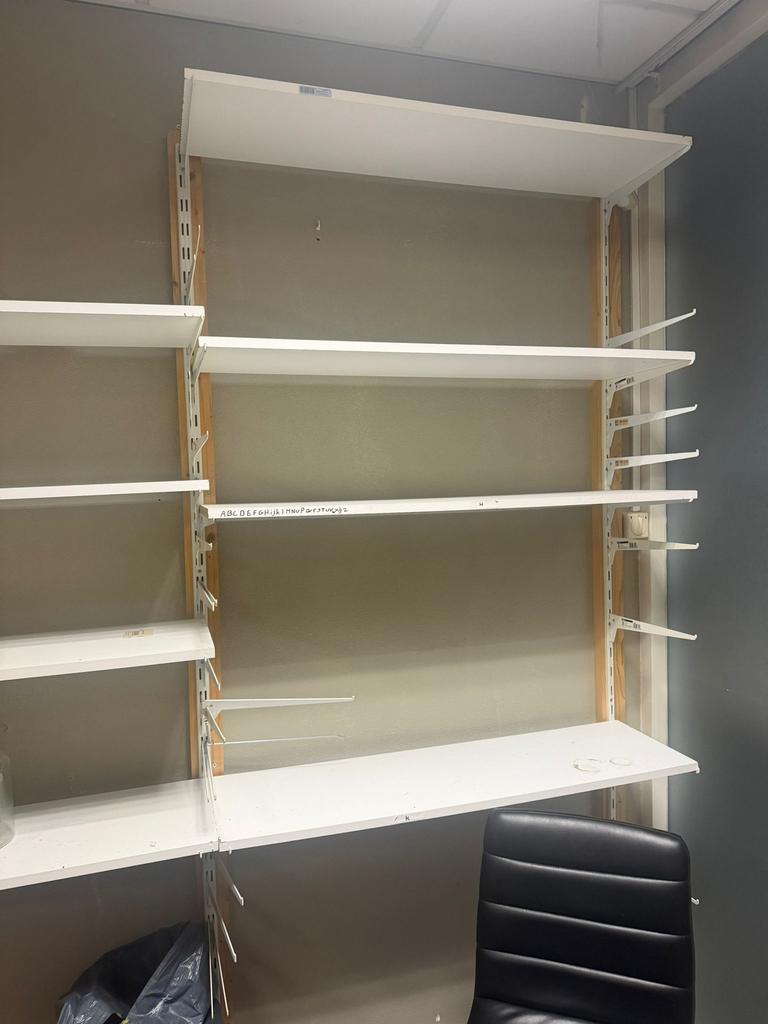 Witte planken voor de muur te hangen, Ophalen, Gebruikt