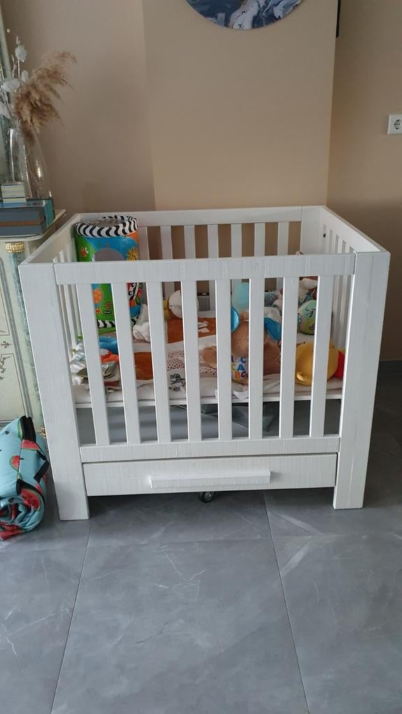 Witte houten box met lade en wieltjes, Kinderen en Baby's, Boxen, Ophalen of Verzenden, Gebruikt, Vierkant, Wieltjes