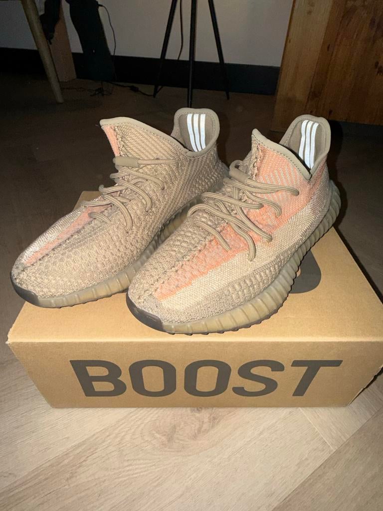 Yeezy Boost 350 V2 Sand Taupe - Maat 43 1/3, Kleding | Heren, Schoenen, Ophalen, Zo goed als nieuw, Bruin, Sneakers of Gympen