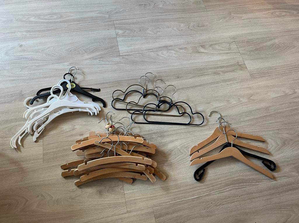 Kledinghangers voor baby/kinderkleding, Kleding | Dames, Kledinghangers, Ophalen of Verzenden, Zo goed als nieuw, Hout, Kinderen