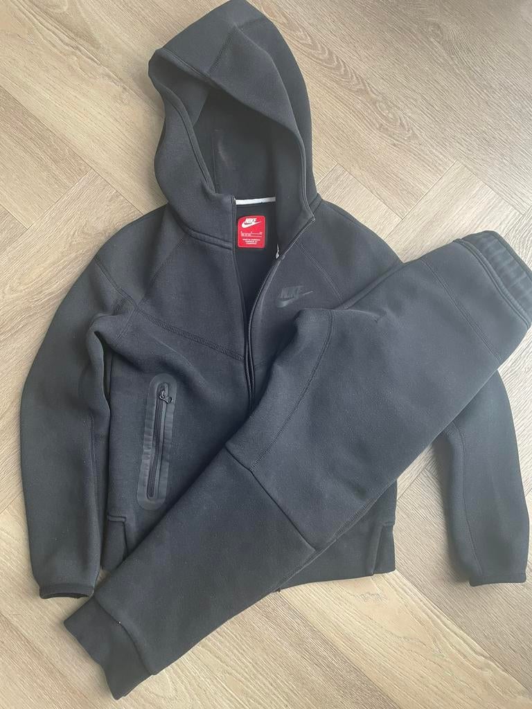 Nike Tech trainingspak 128-137, Kinderen en Baby's, Kinderkleding | Maat 128, Gebruikt, Ophalen of Verzenden, Setje, Nike