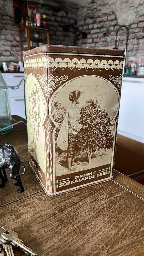 Groot winkelblik”Drinkt Soekalakoe Thee Den Haag”, Verzamelen, Blikken, Ophalen of Verzenden, Gebruikt, Thee